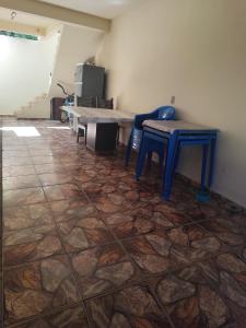 アハイアウ・ド・カボにあるMeu aconchegoのタイルフロアの客室で、テーブルと椅子2脚が備わります。