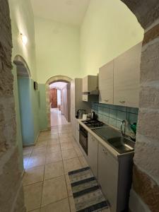 Η κουζίνα ή μικρή κουζίνα στο In the heart of Ortigia