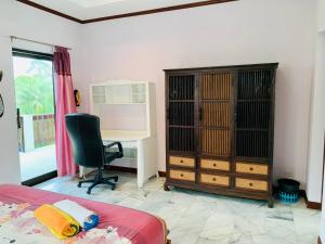 a bedroom with a bed and a desk and a chair at Big Villa 3 at CET Resort Rayong Padelcenter in Klaeng +74 photos