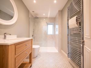a bathroom with a sink and a toilet at Family-friendly Bungalow Near Thurlestone Beach in Thurlestone +34 photos