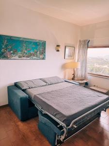 スティンティーノにあるTerrazza Valle della Lunaの窓のある部屋にベッドがある寝室