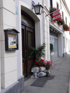 a building with a door and flowers on a street at Schlummerburg in Weißkirchen in Steiermark