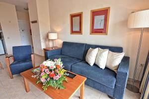 Część wypoczynkowa w obiekcie BenalBeach Premium Apartments by Alfresco Stays