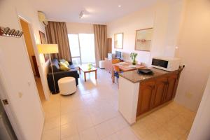 Część wypoczynkowa w obiekcie BenalBeach Premium Apartments by Alfresco Stays