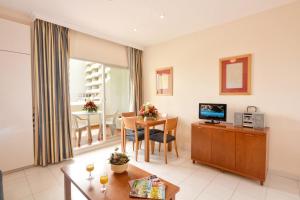 Kuchnia lub aneks kuchenny w obiekcie BenalBeach Premium Apartments by Alfresco Stays