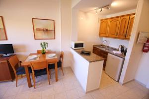 Kuchnia lub aneks kuchenny w obiekcie BenalBeach Premium Apartments by Alfresco Stays