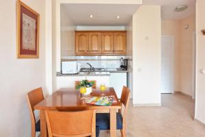 Kuchnia lub aneks kuchenny w obiekcie BenalBeach Premium Apartments by Alfresco Stays