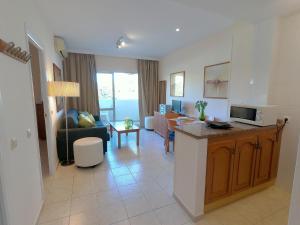 Kuchnia lub aneks kuchenny w obiekcie BenalBeach Premium Apartments by Alfresco Stays