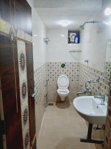 un baño con inodoro y lavabo en Villa Louisana-Being Goan, en Varca