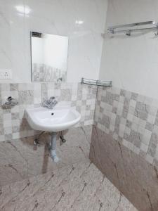 un baño con lavabo y espejo en Villa Louisana-Being Goan, en Varca