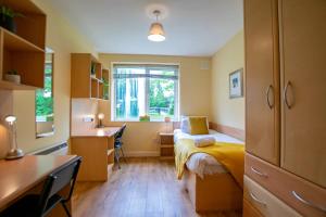 a bedroom with a bed and a desk and a window at 32 -Spacious 2BR Galway stay - Sleeps 6 in Galway