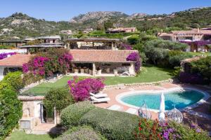 an aerial view of a villa with a swimming pool at Cala di Volpe - Villa con vista mare e golf club in Abbiadori
