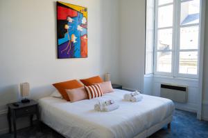 un dormitorio con una cama con dos almohadas. en Le Roi René - XIXe siècle - Château, en Angers