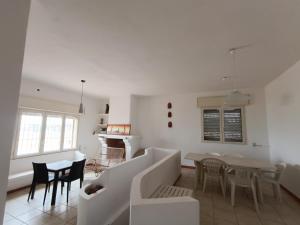 Posedenie v ubytovaní La casa di Clelia Torre colimena porto cesareo salento esclusiva 2 piani con 6 camere doppie 3 bagni posti auto terrazza giardino 5 minuti dal mare