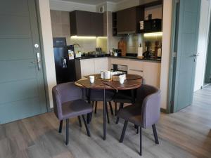 a kitchen with a wooden table and chairs in a kitchen at Departamento nuevo para 5 personas in Temuco
