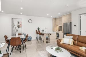 un salon avec un canapé et une table dans l'établissement Surfers Paradise Skyline 3BR Free CP Ocean View Apartment, à Gold Coast