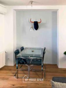 Zdjęcie z galerii obiektu MyHouseSpain - Modern penthouse close to Gran Via - Big Terrace w Madrycie