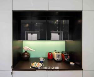 Kuchnia lub aneks kuchenny w obiekcie MyHouseSpain - Modern penthouse close to Gran Via - Big Terrace