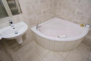 un bagno con vasca e lavandino di Abbey Hotel Donegal a Donegal