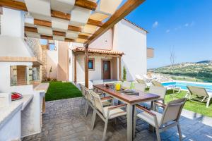 Gallery image of Renta Villas, vivid experience, By ThinkVilla in Perama