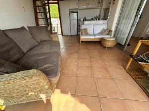 Postel nebo postele na pokoji v ubytování Mas climatisé avec piscine et vue mer à La Croix-Valmer - FR-1-726-54 + 1 fotografie