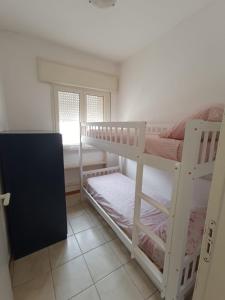 Posteľ alebo postele v izbe v ubytovaní La casa di Clelia Torre colimena porto cesareo salento esclusiva 2 piani con 6 camere doppie 3 bagni posti auto terrazza giardino 5 minuti dal mare