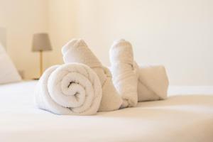 A bed or beds in a room at Impressive View 2BR Flat in St Julian's Bay by ArcoBnb