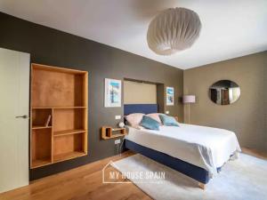 sypialnia z dużym łóżkiem i dużym sufitem w obiekcie MyHouseSpain - Modern penthouse close to Gran Via - Big Terrace w Madrycie