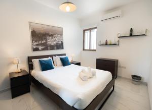 A bed or beds in a room at Impressive View 2BR Flat in St Julian's Bay by ArcoBnb