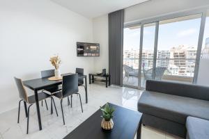 Posezení v ubytování Impressive View 2BR Flat in St Julian's Bay by ArcoBnb