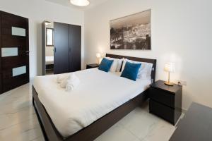 A bed or beds in a room at Impressive View 2BR Flat in St Julian's Bay by ArcoBnb