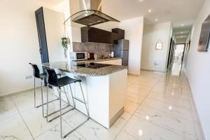 A kitchen or kitchenette at Impressive View 2BR Flat in St Julian's Bay by ArcoBnb