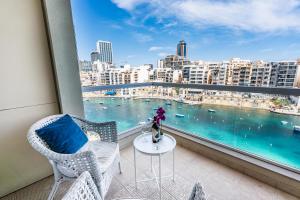 A balcony or terrace at Impressive View 2BR Flat in St Julian's Bay by ArcoBnb