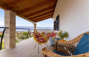 een terras met stoelen en een tafel op een balkon bij Nice Home In Razanac With Wifi in Ražanac