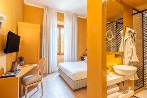 A bed or beds in a room at San Giovanni Terme Rapolano