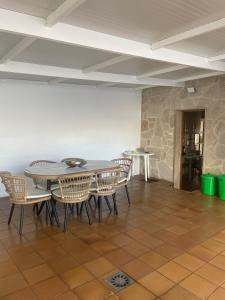 ein Esszimmer mit Tisch und Stühlen in der Unterkunft Casa Pepa in San Jorge