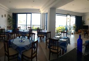 מסעדה או מקום אחר לאכול בו ב-Hotel Eleni Beach