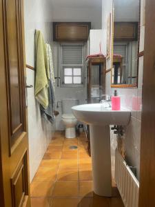 ein Badezimmer mit Waschbecken und Toilette in der Unterkunft Casa Pepa in San Jorge + 50 Fotos