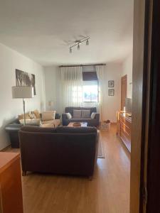 ein Wohnzimmer mit Sofa und Tisch in der Unterkunft Casa Pepa in San Jorge