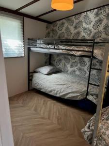 une chambre avec deux lits superposés dans une pièce dans l'établissement Chalet op groen park, à Hoevelaken