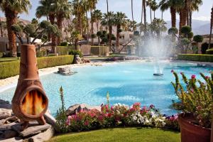 Bazén v ubytování Desert Isle Resort nebo v jeho okolí