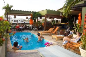 Viajero Cartagena - Getsemaní Hostel内部或周边的泳池