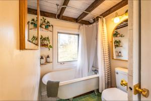 Koupelna v ubytování Dreamy Tiny House Cottage with Hot Tub and Garden Patio + 96 fotografií