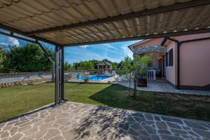 Πισίνα στο ή κοντά στο Villa Mirela, a romantic and charming pool villa