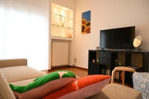 a living room with a couch and a flat screen tv at SE148 - Marotta, trilocale con terrazzo e posto auto in Marotta