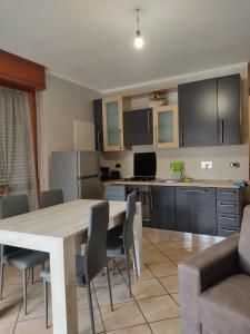 Una cocina y un comedor con mesa y sillas. en BnB Venaria - Homezon, en Venaria Reale