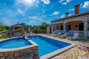 Πισίνα στο ή κοντά στο Villa Mirela, a romantic and charming pool villa