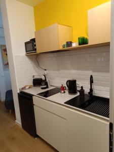 a kitchen with a black and white counter top at Castle apartment Aga in Uzzano