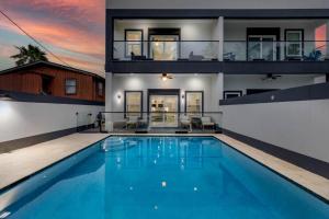 una grande piscina al centro di una casa di Immaculate Townhouse w Pool & Balcony South Padre a South Padre Island