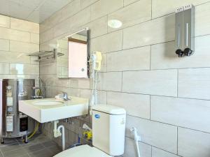 A bathroom at A-Lang Homestay